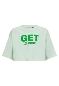 T-shirt cropped verde chiaro con maniche corte, con una scritta verde audace che dice "FALLA" e "RETOUR" sotto. Texture liscia.