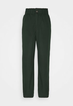 Pantalon taille haute vert foncé avec ceinture élastique, bouton à l'avant et jambes droites, présenté sur un fond blanc uni.