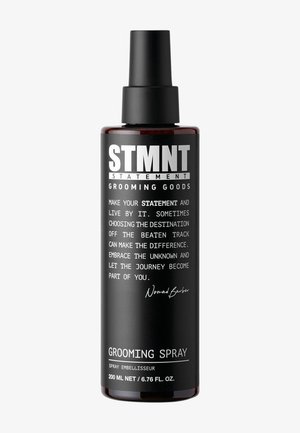 Bouteille spray noire avec finition mate, étiquetée "STMNT Grooming Spray". Texte blanc et pompe sur le dessus. Capacité de 200 mL.