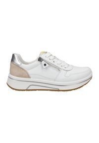 Witte leren sneakers met zilveren accenten, beige suède hak, gegoten rubberen zool en een ritssluiting aan de zijkant. Vetersluiting.