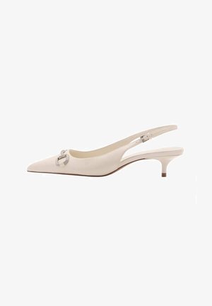 Weißer Leder Slingback-Pumps mit spitzem Zehenbereich, metallic Akzent vorne und niedrigem Kitten-Heel. Glatte Textur mit minimalistischem Design.