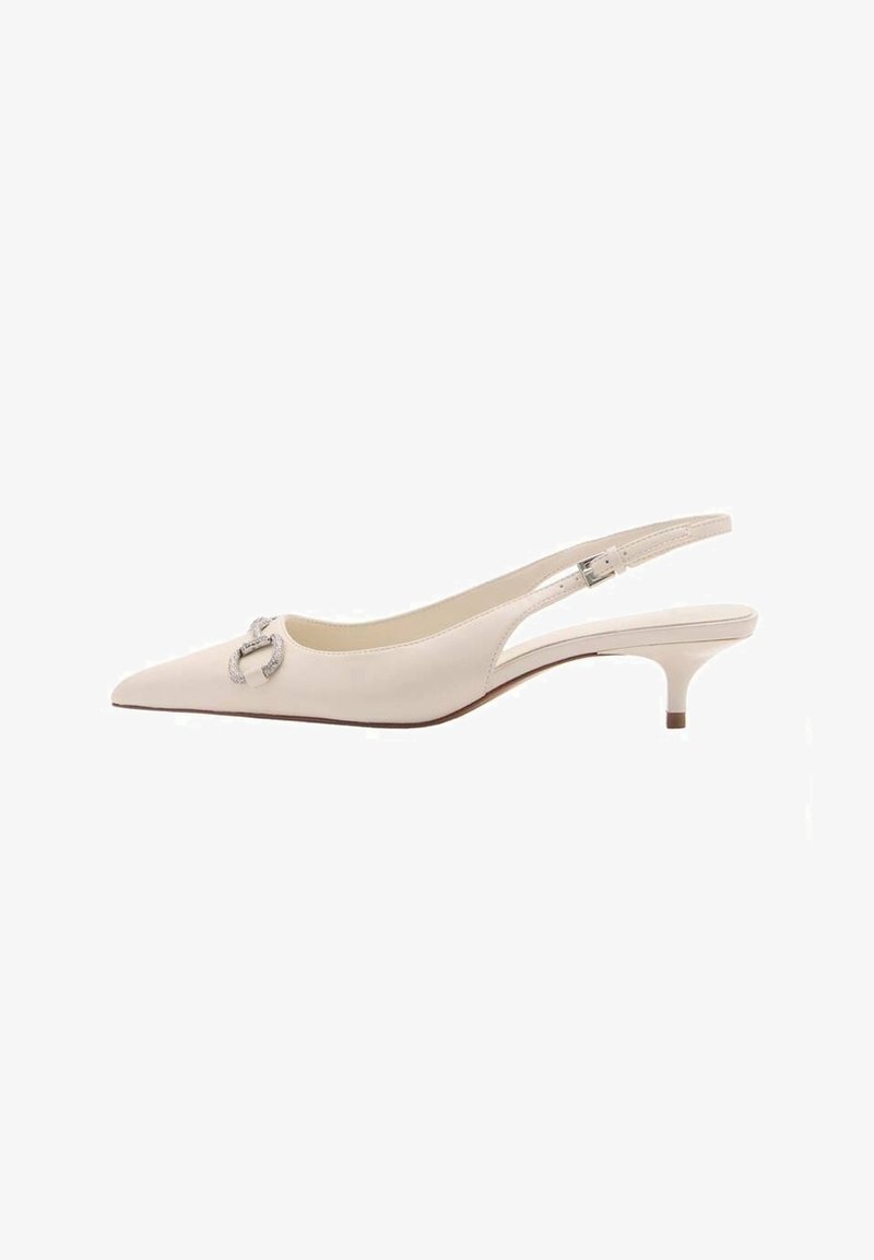 Escarpin slingback en cuir blanc avec un bout pointu, un accent métallique à l'avant et un petit talon. Texture lisse avec un design minimaliste.
