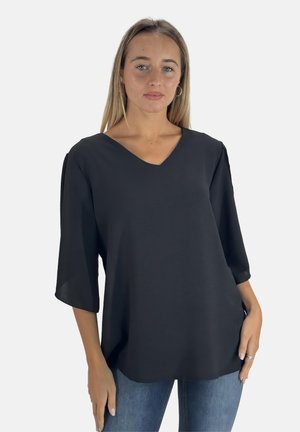 Zwarte V-hals blouse met driekwart mouwen, lichte stof, losse pasvorm en een gladde textuur, gecombineerd met blauwe spijkerbroek.