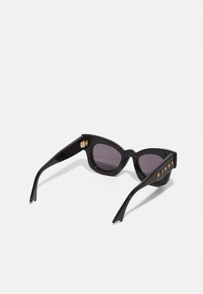 Occhiali da sole neri con design angolare, lenti scure e dettagli in oro con il nome del brand. Texture in plastica liscia, aste sottili.