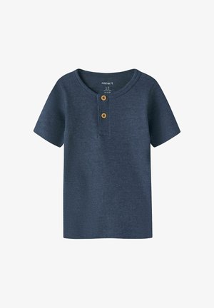 Dunkelblaues, geripptes Kurzarm-Kinderoberteil mit rundem Ausschnitt und zwei braunen Knöpfen an der vorderen Blende.