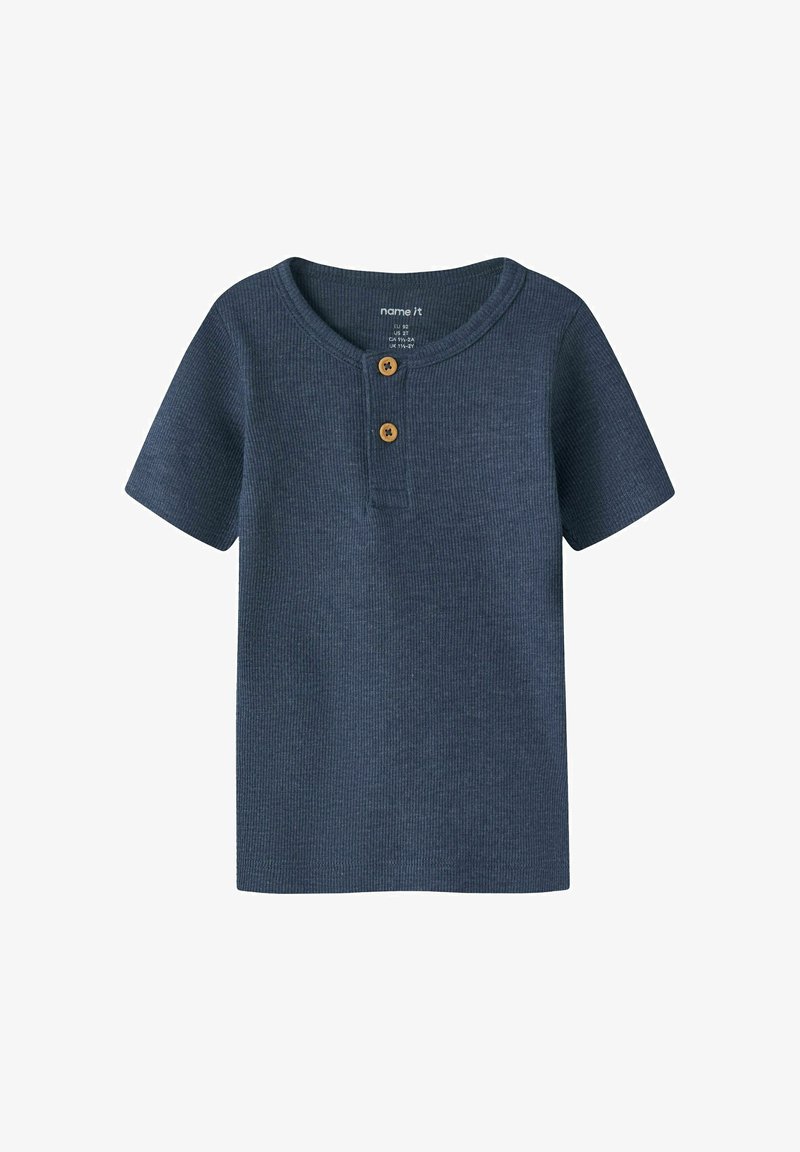 Σκούρο μπλε ριμπ κοντομάνικο παιδικό μπλουζάκι με στρογγυλή λαιμόκοψη και δύο καφέ κουμπιά στη μπροστινή πατιλέτα.