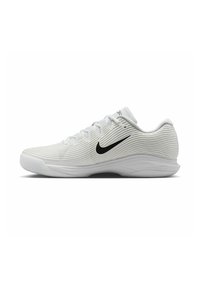 Weiße Sportschuhe mit strukturiertem, geriffeltem Obermaterial und schwarzem Nike-Logo. Merkmale sind eine runde Zehenpartie, Schnürdesign und gepolsterter Kragen.