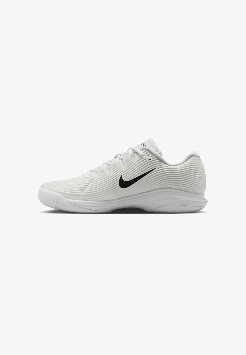 Weiße Sportschuhe mit strukturiertem, geriffeltem Obermaterial und schwarzem Nike-Logo. Merkmale sind eine runde Zehenpartie, Schnürdesign und gepolsterter Kragen.