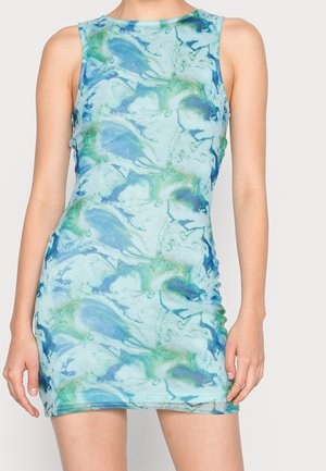 Etui-Kleid mit einem marmorierten Muster aus Blau- und Grüntönen, ärmelloses Design, glattes Material und runder Ausschnitt.