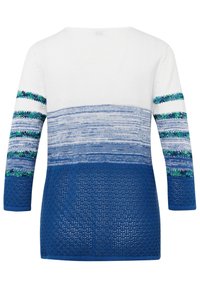 Gebreide trui, wit met blauwe gradaties, met driekwartmouwen met teal en groene strepen, en een gestructureerd blauw ondergedeelte.