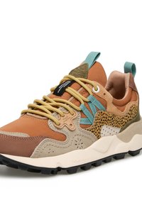 Sneaker multicolore con materiali testurizzati in marrone, beige e verde, suola spessa bianca e un intricato design dei lacci.