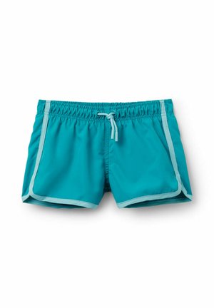 Turkusowe kąpielówki z jasnoniebieskim obszyciem i elastycznym pasem z wiązanym sznurkiem, pokazane na białym tle.