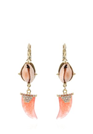 Boucles d'oreilles à crochets en or avec des coquillages cauris beiges naturels et des pendentifs en forme de crocs rose corail ornés de petits cristaux clairs et rouges.