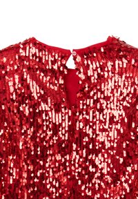 Abito rosso con paillettes, caratterizzato da una superficie testurizzata, dotato di scollo rotondo e chiusura a bottone sul retro. Accenti scintillanti su tutta la superficie.