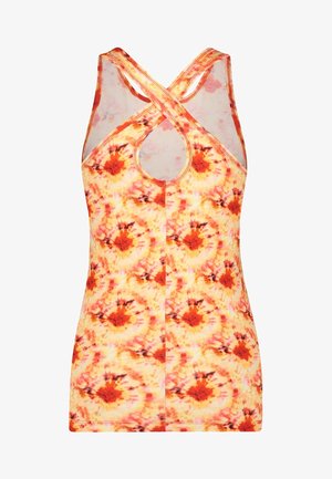 Monivärinen tanktoppi, jossa on oranssi-keltainen tye-dye-kuvio. Siinä on ristikkäissuunnittelu selässä ja pyöreä kaula-aukko.
