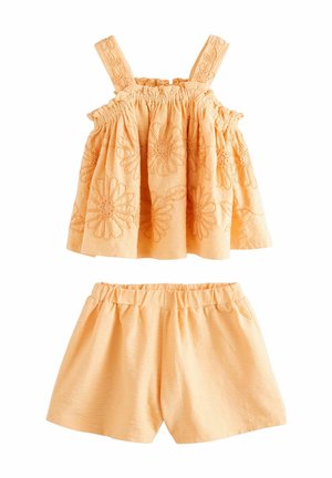 Nectarinefarvet tøj til småbørn med broderet blomster ærmeløs top og matchende elastisk talje shorts.