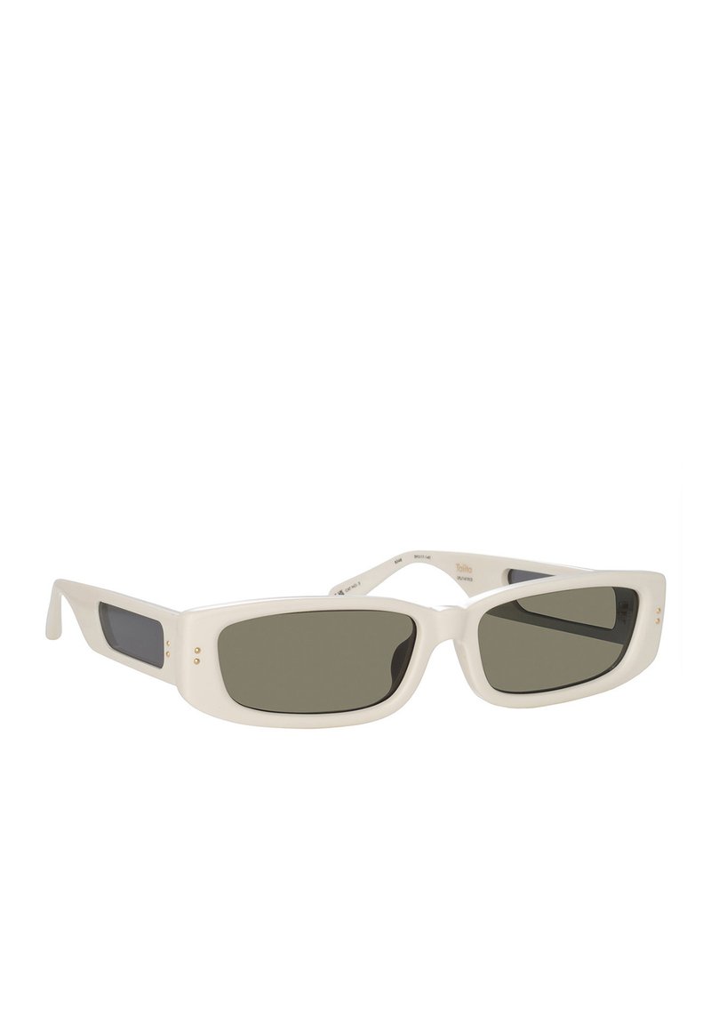 Occhiali da sole con montatura in plastica bianca, forma rettangolare, lenti verde scuro e sottili dettagli dorati sui lati. Presentano un design a fascia piatta.