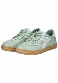 Sneaker in pelle verde chiaro con accenti bianchi, punta arrotondata e suola in gomma. Presenta un design con lacci e una finitura liscia.