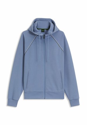 Hellblauer Kapuzenpullover mit Reißverschluss, Fronttaschen, Kordelzug an der Kapuze und einem dezenten "BOSS"-Logo auf der Brust, mit weißen Paspeln entlang der Schulternähte.