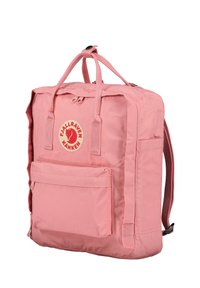 Sac à dos Kånken Fjällräven rose, de forme rectangulaire, avec une poche frontale, des bretelles renforcées et un patch logo circulaire. Fabriqué en nylon durable.