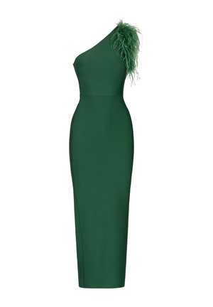Abito verde aderente con design a spalla unica, caratterizzato da un dettagliato accento di piume sulla spalla e un tessuto liscio e satinato.