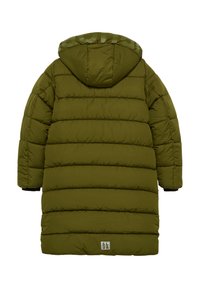 Olijfgroene gewatteerde jas met een capuchon, voorzien van een gequilt ontwerp, lange mouwen en een logo patch aan de onderkant van de voorkant. Gestructureerde stof met een gladde afwerking.