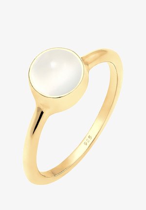 Guldbelagt ring med en glat, rund, hvid sten sat på en slank ring. Materialet er stemplet med "925" for sterlingsølv.