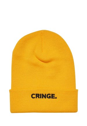 Gul strikket lue med oppbrett, med ordet "CRINGE." i svart broderi foran. Teksturen er myk og stretchy.