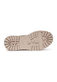 Semelle de chaussure en caoutchouc beige clair avec un motif de chaussure robuste, comprenant des découpes angulaires et une section centrale lisse pour la prise et le soutien.