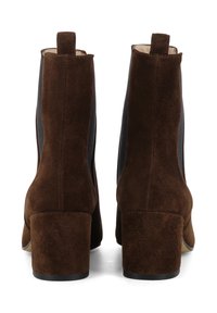 Braune Wildlederstiefeletten mit Blockabsatz, ausgestattet mit elastischen Seitenpaneelen und einer abgerundeten Zehenpartie. Das Design ist elegant mit einer glatten Textur.
