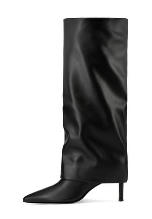 Botines de cuero negro con un empeine suave y caído, punta afilada y tacón de stiletto delgado. El acabado texturizado añade interés visual.