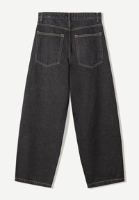 Jean en denim noir à jambes larges avec une texture lisse, dotés de deux poches arrière et de surpiqûres dorées contrastantes le long des coutures.