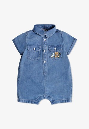 Salopette in denim di colore azzurro chiaro, con maniche corte, colletto, due tasche sul petto e dettagli ricamati di un uccello e un orso.