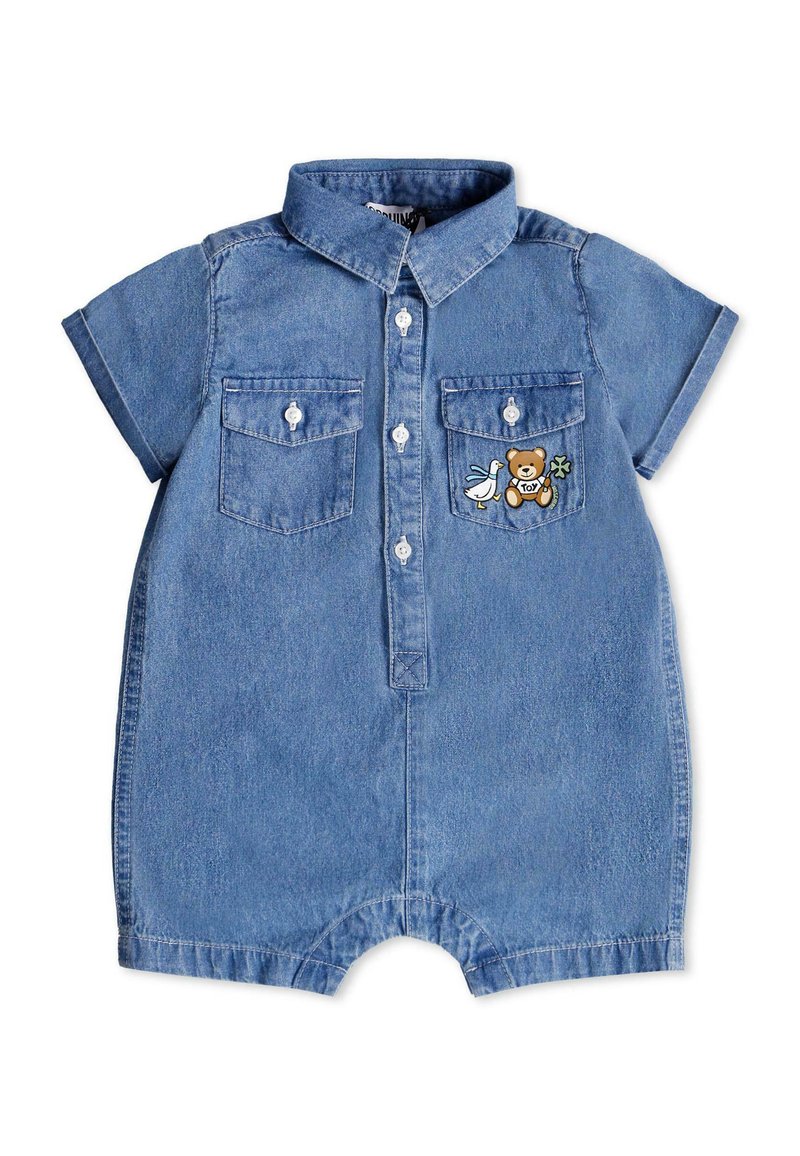 Salopette in denim di colore azzurro chiaro, con maniche corte, colletto, due tasche sul petto e dettagli ricamati di un uccello e un orso.