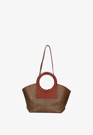 Geweven stro handtas met een bruine leren ronde handgreep en rechthoekige basis, met een solide leren accent aan één kant.