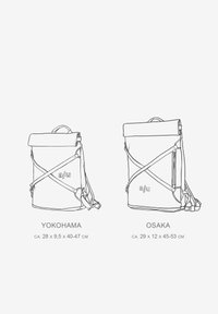 Due zaini: Yokohama con un design a rotolo e dettagli delle cinghie, dimensioni 28 x 9,5 x 40-47 cm; Osaka con una tasca laterale, dimensioni 29 x 12 x 45-53 cm.