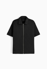 Czarna koszula z krótkim rękawem i stojącym kołnierzem, z pełnym zamkiem błyskawicznym z przodu oraz gładką, matową teksturą. Prosty design bez wzorów i ozdób.