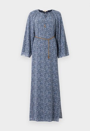 Blaues, langärmeliges Maxikleid mit Blumenmuster, gerafftem Ausschnitt, Kordelquasten und einem dünnen, braunen geflochtenen Gürtel in der Taille.