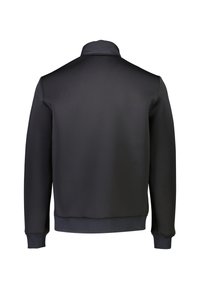 Svart sweatshirt med hög krage, slät yta och ribbade mudd och nederkant. Enkelt design utan synliga logotyper eller mönster.