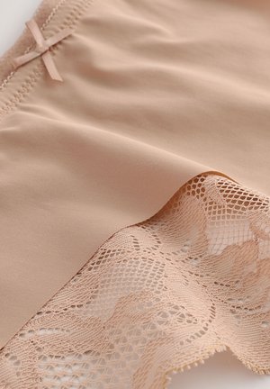 Bézs fehérnemű, sima anyagból, csipkés szegéllyel, finom virágmintával és kis masnival a derékrészen.