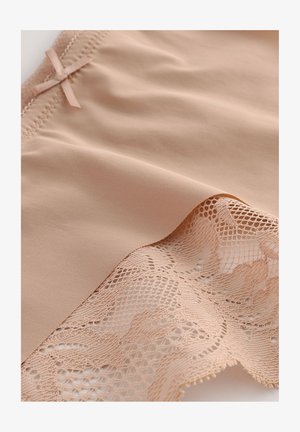 Beżowa bielizna z gładkiej tkaniny i koronkowym wykończeniem, zdobiona delikatnym kwiatowym wzorem oraz małą kokardką na pasku w talii.