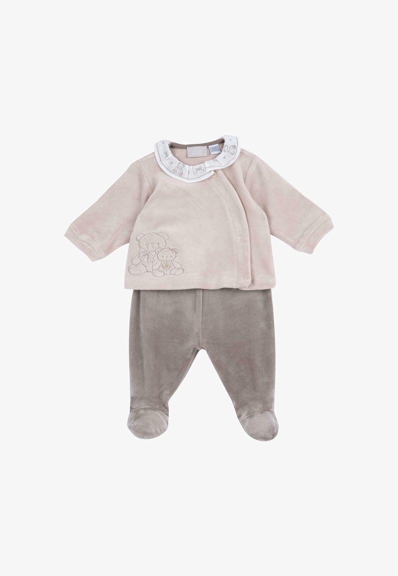 Ensemble bébé doux beige et gris avec pantalon à pieds, manches longues, col à volants et broderie ours en peluche sur le haut.