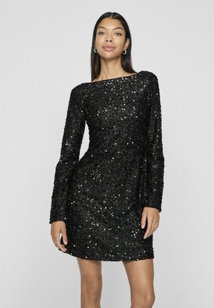 Abito nero con paillettes, maniche lunghe, scollatura a barca e silhouette aderente, che presenta un motivo testurizzato di paillettes lucide e riflettenti.