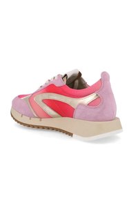 Roze en gouden sneaker met een textuur van mesh bovenkant, suède accenten en een beige rubberen zool met een geprofileerd loopvlak voor grip.