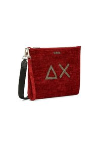 Borsa a tracolla rossa in tessuto con chiusura a zip, caratterizzata da simboli dorati glitterati e una tracolla nera staccabile. Texture morbida, forma rettangolare.
