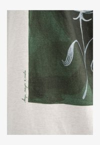 Ausgewählt, cream melange botanical print grün