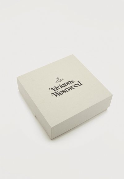 Τετράγωνο κουτί σε κρεμ χρώμα με το λογότυπο Vivienne Westwood και σύμβολο σφαίρας σε μαύρο κεντραρισμένο στο καπάκι, σε λευκό φόντο.