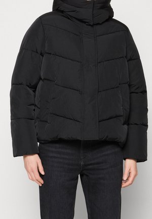 Giacca a vento nera con colletto alto, vestibilità oversize, motivo trapuntato e chiusura frontale con zip. Presenta maniche ampie e tasche laterali.
