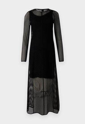 Črna dolga obleka z dolgimi rokavi, izdelana iz mrežaste tkanine s perforiranim vzorcem. Ima okroglo ovratnico in ravno silhueto.