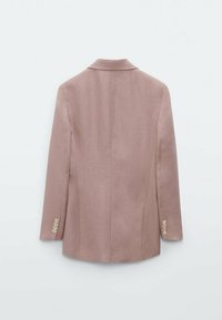 Op maat gemaakte blazer in zachtroze stof, met een notch-kraag, lange mouwen en knoopaccenten op de manchetten. Gladde textuur, gestructureerde vorm.